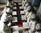 Дети чтением Коран, священная книга ислама